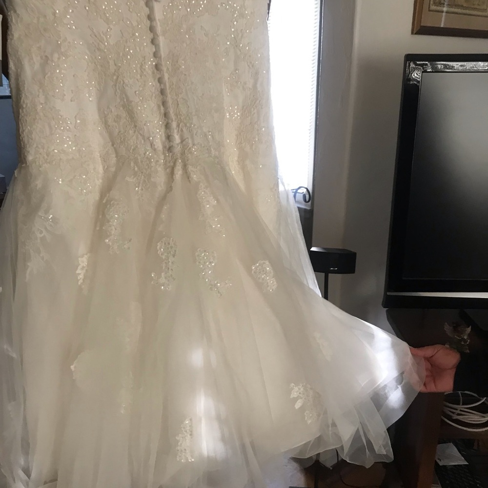 New Ivory Oleg Cassini 16W wedding dress